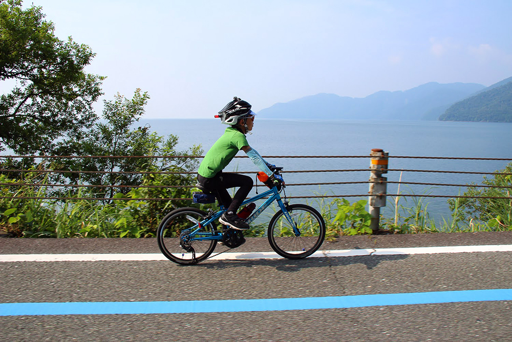 琵琶湖を走る子供